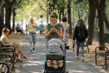 Comment faire face aux défis d&rsquo;une poussette trio en ville